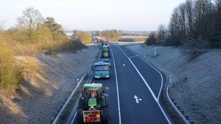 Gegen 10 Uhr passierte der Konvoi aus rund 40 Traktoren die Panzerbrücke in Walldürn. Ziel der Landwirte war an diesem Donnerstag der Parkplatz am Stadion der TSG Hoffenheim in Sinsheim. Dort gab es am Nachmittag eine Kundgebung.