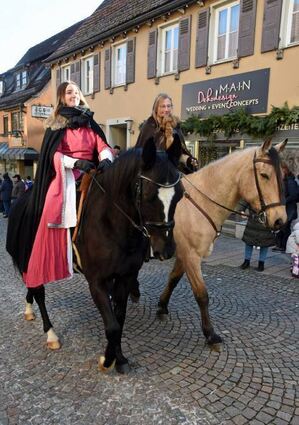 Edle Damen hoch zu Ross.