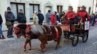 Rote Farbtupfer.