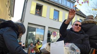 Creglingens Bürgermeister Uwe Hehn übt sich schon mal im Zuckerleswerfen.