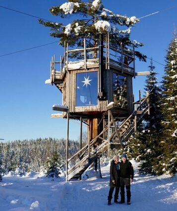 Frode Schei und Ann-Marie Jahr vor dem Viewnest – Frodes jüngst fertiggestellte siebte Hütte.