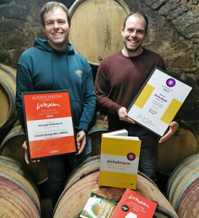 Die Brüder Philipp (links) und Florian Ehrlenbach haben allen Grund zur Freude. Schon kurz nach dem Start ihres immer noch nebenberuflich geführten Weinguts werden ihre Weine mit Lob in den Weinführern überhäuft.
