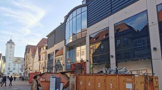 Große Container stehen vor dem ehemaligen Modehaus Kuhn in der Bad Mergentheimer Innenstadt. Die Zinser-Gruppe baut um und investiert viel Geld.