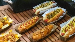 Von Hotdogs bis Corndogs - Würstchen im Brötchen oder Maisteig sind ein beliebtes Streetfood auf die Hand.