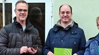 Ab sofort kann man in Marbach auch kostenfrei ins Internet gehen. Das Bild zeigt Bürgermeister Dr. Lukas Braun (Mitte), Ortsvorsteherin Nicole König und den Vorsitzenden des TSV Marbach, Thomas König beim Selbsttest.