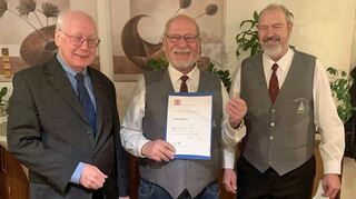 Bei der Jahreshauptversammlung des Külsheimer Männergesangvereins wurde Attila Spielmann (Mitte) geehrt. Das Bild zeigt ihn mit dem Präsidenten des Sängerbunds Badisch Franken, Wolfgang Runge (links) und dem stellvertretenden Vorsitzenden des Vereins, Klaus Sumalowitsch.