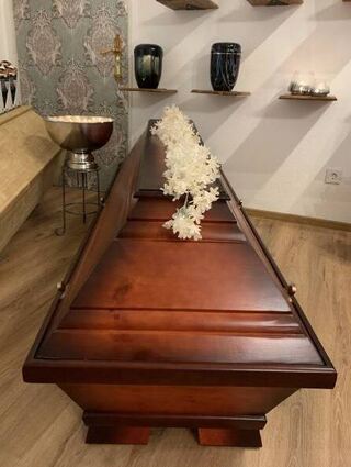Blick in den Buchener Ausstellungsraum des Bestattungshauses Sauter.
