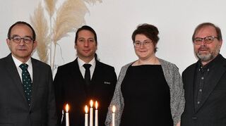 Michael Sauter (Zweiter von links) geht mit seiner neuen Filiale des Bestattungshauses in Buchen neue Wege. Davon überzeugten sich am Samstag auch (v. l.) Bürgermeister Roland Burger, Pfarrerin Julia Lehner und Dekan Johannes Balbach.