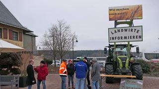 Am Eingang zum Wertheim Village informierten Vertreter landwirtschaftlicher Betriebe Besucher des Shopping-Centers über ihre Situation und Forderungen.