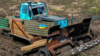 Mit abenteuerlichen Selbstkonstruktionen versuchen Landwirte in der Ukraine, ihre Felder wieder minenfrei zu bekommen.