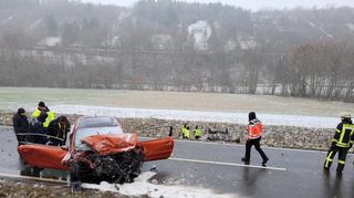 Die beiden Fahrzeuge waren nach dem Unfall stark beschädigt, eines kam sogar von der Straße ab und auf dem Dach zum Liegen. Die beiden Insassen dieses Pkw waren nach Angaben der Feuerwehr sofort tot.