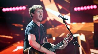 Links: James Blunt bei der Aufzeichnung einer TV-Show. Rechts: Sänger Alec „Boss Burns“ Völkel und Gitarrist Hoss Power treten auch in Bad Mergentheim auf.