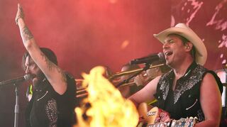 Sänger Alec «Boss Burns» Völkel (r) und Gitarrist Hoss Power treten auf der Hauptbühne des Open-Air-Festivals «Rock am Ring» mit der deutschen Rockband «The Boss Hoss» auf. An drei Tagen treten rund 75 Bands auf drei Bühnen vor mehr als 80000 Zuschauern auf. +++ dpa-Bildfunk +++