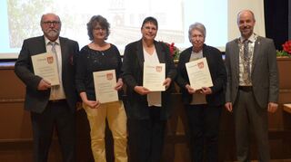 Bürgermeister Stefan Grimm (rechts) verlieh beim Neujahrsempfang am Sonntagabend in der Erftalhalle die Bürgermedaillen in Bronze und Silber an (von links) Willibald Heilig, Andrea Kaiser, Beate König und Rita Sieber.