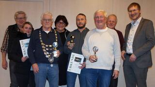 Die erfolgreichen Angler des ASV Werbach: (von links) Vorsitzender Erich Meyer, Lena Generalov, Fischerkönig Adolf Schmidt, Ortsvorsteherin Birgit Hörner, Eugen Bechtoldt, Dr. Thomas Mohr, Vorsitzender Winfried Wamser und Bürgermeister Georg Wyrwoll.