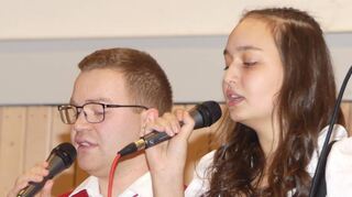Nina Helebrant und Jens Gundling stellten sich mit einem beeindruckenden Auftritt des Journey-Titels „Don’t stop believin“ als Gesangsduo vor.