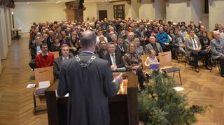 In der voll besetzten Erftalhalle lauschten beim Neujahrsempfang am Sonntagabend viele Bürger und Ehrengäste der Ansprache von Bürgermeister Stefan Grimm.