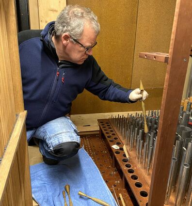 Mit einem Stimmhorn passt Christian Heiden die Tonhöhe der Orgelpfeifen in der Hardheimer Kirche St. Alban an. Das Instrument wird gerade generalüberholt und ausgereinigt.