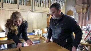 Anne Spinner und Michael Guttroff zerlegen den Spieltisch der Orgel im Hardheimer Erftaldom. Auch hier sind Reparaturen notwendig.