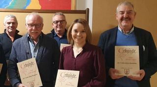 Die Musikkapelle Impfingen ehrte langjährig aktive Musikantinnen und Musikanten: (von links) Vorsitzender Andreas Drack, Hubert Baunach, Stefan Müller, Lothar Baunach, Werner Scheidler, Antonia Dieno und Michael Lippert.