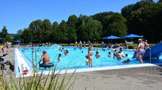 Hochbetrieb im Freibad Bad Mergentheim. Im August vergangenen Jahres kam es hier zu einer handfesten Auseinandersetzung zwischen einem Besucher und einer Bademeisterin. Nun wurde ein Urteil gesprochen.