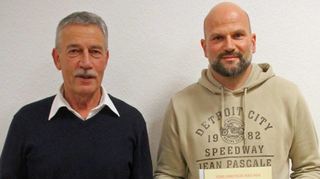 In der Sitzung des Scheidentaler Ortschaftsrates wurde Blutspender Andreas Schäfer (rechts) durch Ortsvorsteher Klaus Schork geehrt.