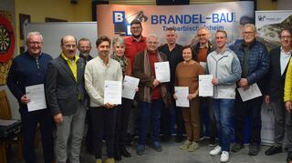 Die Preisträger des Günter-Brandel-Jugend-Förderpreises 2023 wurden durch den Sportjugend-Förderverein Main-Tauber ausgezeichnet. Der erste Platz, der mit 1000 Euro dotiert ist, ging an den FC Grünsfeld. Mit dem Preis werden kreative und herausragende Ideen und Projekte von Sportvereinen gewürdigt.