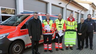 Das Bild zeigt (von links) Landrat Dr. Achim Brötel, Dr. Stefan König und Thomas Kunze mit den Ernennungsurkunden, den Sprecher der Leitenden Notärzte, Priv.-Doz. Dr. med. Harald Genzwürker, DRK-Kreisgeschäftsführer Guido Wenzel und Michael Kiefner, Geschäftsbereichsleiter Hilfsorganisation beim DRK-Kreisverband Mosbach.