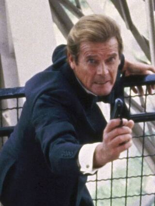 Verfolgungsjagd in luftiger Höhe: Roger Moore als James Bond 1985.