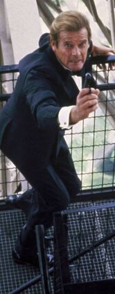 Verfolgungsjagd in luftiger Höhe: Roger Moore als James Bond 1985.