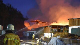 Bis in die Nacht hinein bekämpften die Einsatzkräfte der Feuerwehr am 21. Januar 2023 den Brand einer Scheune an der Linkenmühle in Rippberg.