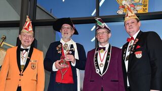 Norbert Münch (Zweiter von links) erhielt am Samstag den ehrentitel des Narrenrings Main-Neckar.
