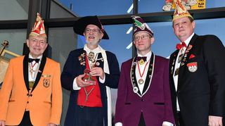 Norbert Münch (Zweiter von links) erhielt den Ehrenpreis des Narrenrings Main-Neckar. Die Laudatio hielt Wolfgang König (Zweiter von rechts). Neben Präsident Stefan Schulz ist auch Vizepräsident Stefan Schwab mit auf dem Bild.