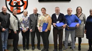 Ehrungen bei der Generalversammlung der Chorgemeinschaft Liederkranz Kupprichhausen: (von links) Pater Mateusz, Bürgermeisterstellvertreter Steffen Adelmann, Ortsvorsteherin Karin Körner, Elisabeth Thüry, Präsident Wolfgang Runge, Simone Keppner, Bruno Wagenblast und Erhard Heffner sowie Inge Bauer und Inge Hasenfuß-Deschner.