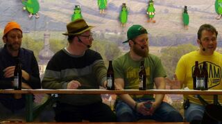 Beim Treff im Gänsgarten wurde das Ortsgeschehen glossiert (linkes Bild). Die Mixed-Group stach in See.