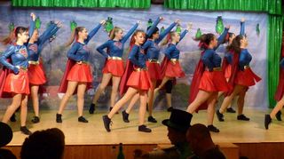 Die Groasmückle-Tanz-Gäng brachte bei den Prunksitzungen in Hochhausen mit dem Showtanz „Superheldinnen“ so richtig Schwung in den Saal.