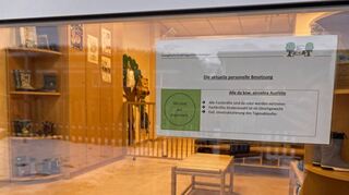 Mit einem Aushang an der Eingangstür macht die Kindertagesstätte in Dertingen ihre Personalbesetzung transparent: Am Montag war alles im grünen Bereich.