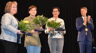 Sie bekamen beim Neujahrsempfang die ersten Ehrenamtskarten der Stadt Wertheim von Oberbürgermeister Markus Herrera Torrez überreicht: Ingrid Kachel, Karl Freudenberger und Ulrike Kempf.