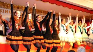 Die Crazy Girls widmeten sich in bunten Kostümen dem Thema „Feuer und Eis“.
