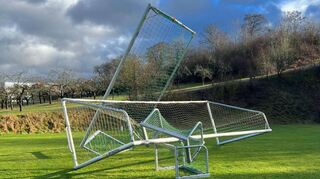 Der Vorfall in der vergangenen Woche war nicht der erste in diesem Jahr. Bereits Anfang Januar haben Unbekannte Fußballtore auf das Spielfeld geworfen und Kleintore beschädigt.