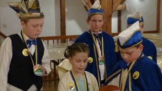 Ihre Lieblichkeit Prinzessin Paula I. (Weiß) und Seine Tollität Prinz Jordan I. (Scheifele) verlasen ihre Proklamation.
