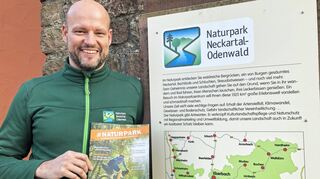Paul Siemes, Geschäftsführer des Naturparks Neckartal-Odenwald, präsentiert die neue Ausgabe des Magazins #Naturpark der Naturparke Baden-Württembergs.