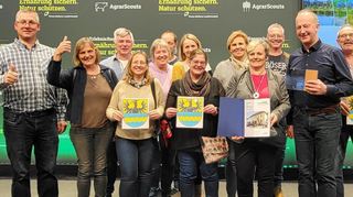 Eine Abordnung des Bürgervereins Kembach mit Ortsvorsteherin Tanja Bolg und Architekt Thomas Hemmerich (vorn, Zweite und Erster von rechts) durften am Montag in Berlin den ersten Deutschen Kulturlandschaftspreis entgegennehmen.