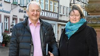 Die Initiatoren der Aktion „Wertheim zeigt Gesicht – für Demokratie & Zusammenhalt“ auf dem Marktplatz: Wibke Klomp und Thomas Kraft.