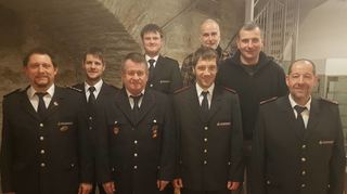 Ehrung und Beförderungen (von links): Stadtkommandant Harry Schroth, Christian Wild, Manfred Heckmann, Laurin Jung, Christopher Jung, Ortsvorsteher Stefan Bier, Bernhard Neckermann, Abteilungskommandant Jürgen Ruck.