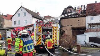 Über 60 Einsatzkräfte der Wehren und vom DRK waren am Mittwochnachmittag in Külsheim bei einem Scheunenbrand im Einsatz. Das Feuer griff auch auf den Dachstuhl des benachbarten Hauses über.
