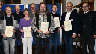 Stolz präsentieren die Blutspender aus der Kernstadt Buchen ihre Urkunden, die zehn und mehr Mal Blut gespendet haben. Bürgermeister Roland Burger (r.) würdigte die „Viel-Blutspender“.