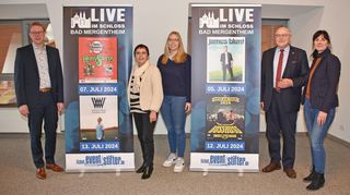 Sie freuen sich gemeinsam über die Veranstaltungsserie im Schlosshof (von links): Tourismusdirektor Kersten Hahn, Schlossverwalterin Monika Menth, Lilly Scholz von der Eventstifter GmbH, Oberbürgermeister Udo Glatthaar und Carolin Hilzinger, ebenfalls von der Eventstifter GmbH aus Ludwigsburg.