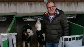 Die Flasche ist nicht leer, jedoch dabei, leerer zu werden: Trotz eines Viehbestands von etwa 500 Tieren und ungebrochener Solidarität der örtlichen Bevölkerung fürchtet der findige Milchbauer Walter Sans um die Zukunft seines Berufsstands.