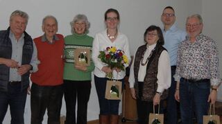 Für ein vergnügliches Programm sorgten die Mitwirkenden beim Mundartabend (von rechts) Roland Scherer (Pülfringen), Peter Lindtner (Königheim), Hedwig Eckert, die eine Hälfte des singenden Ehepaars Eckert (Richelbach), die Sprachwissenschaftlerin Dr. Isabell Arnstein, Irmgard Wernher-Lippert (Tauberbischofsheim), Moderator Hans Slama und Heimatvereinsvorsitzender Lothar Achstetter. Auf dem Bild fehlen Helga Koch (Großrinderfeld) und Burkhard Eckert (Richelbach).